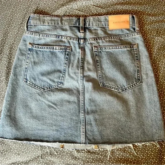 Everlane The Reconstructed Denim Skirt in Vintage Light Blue Raw Hem - Picture 6 of 7